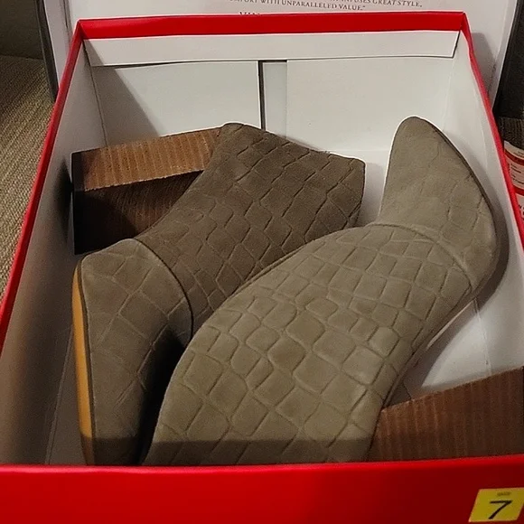 Vince Camuto Steevera Bootie Suede Grey size 7 - Picture 6 of 10